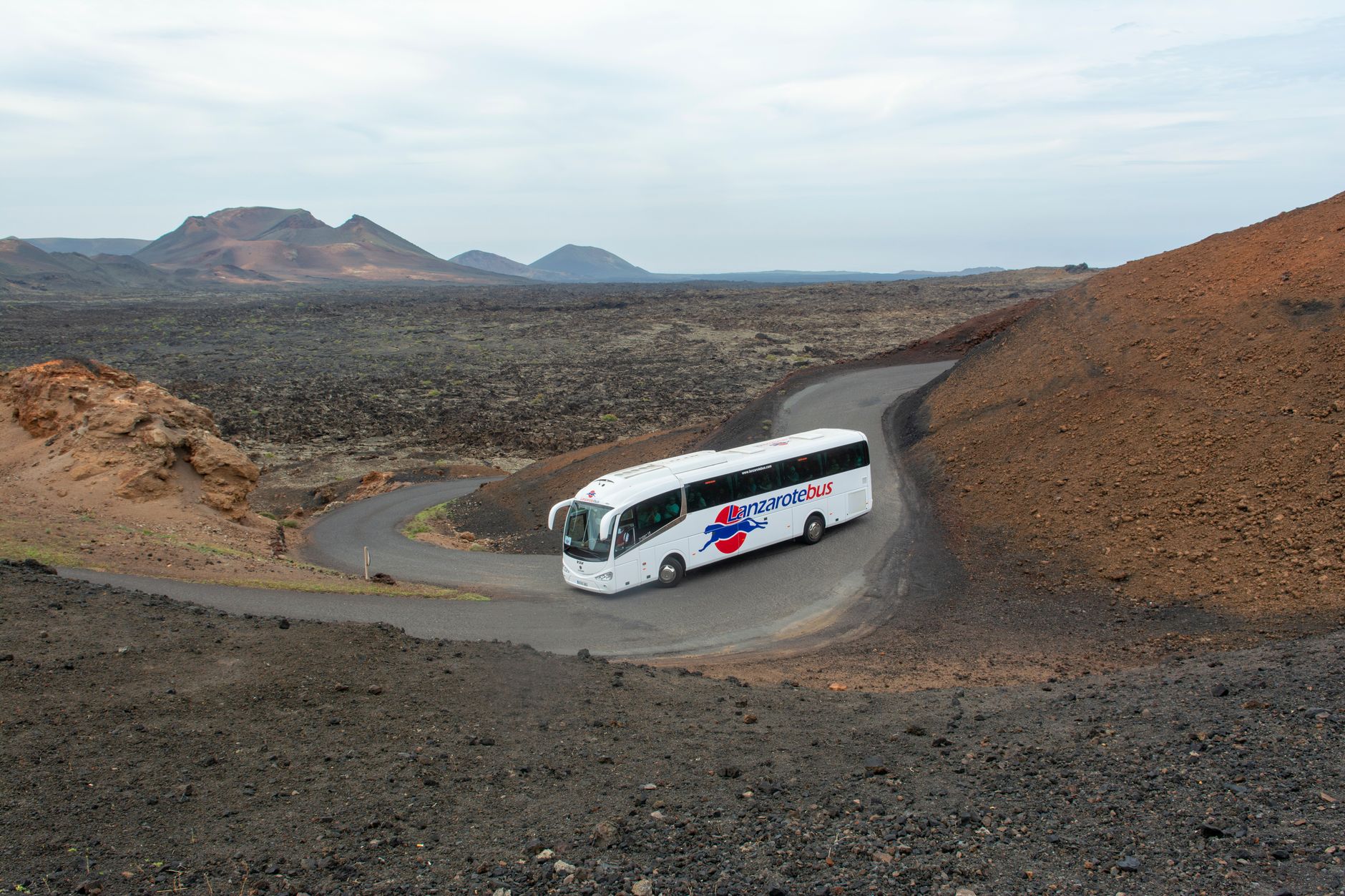 Bus sur une route des îles Canaries