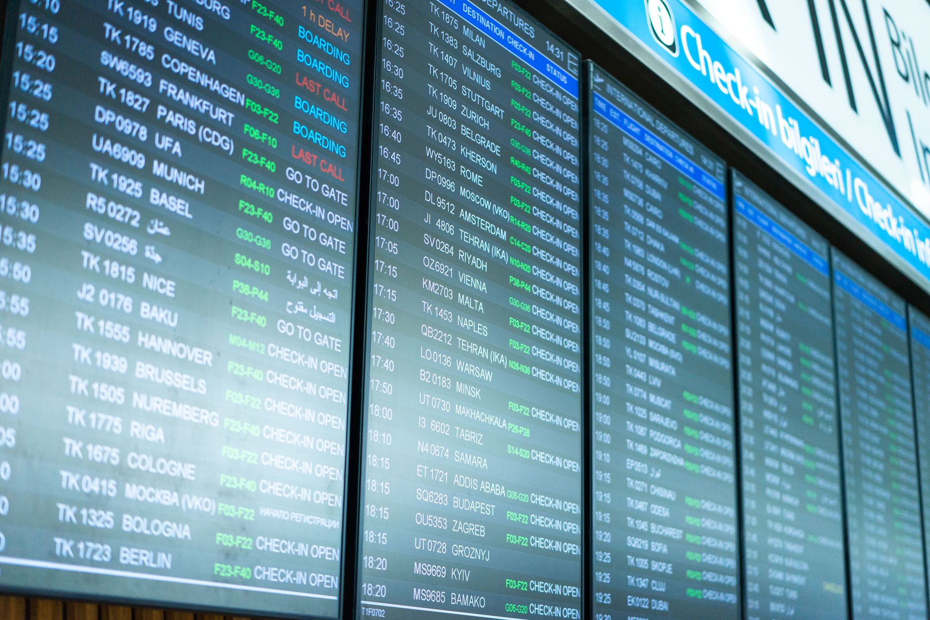Terminal d'aéroport avec écran des départs